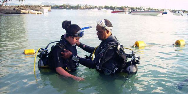 PADI Discovery Initiation diving in mauritius (6)